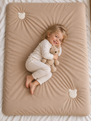 Kołdra dla dziecka 100x140 Premium Soft w kolorze latte z misiem z bouclé, do łóżka juniora – Piapimo