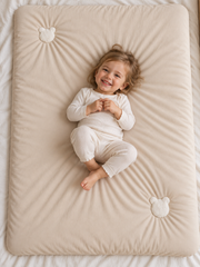 Kołdra dla dziecka 100x140 Premium Soft w kolorze beż z misiem z bouclé, do łóżka juniora – Piapimo